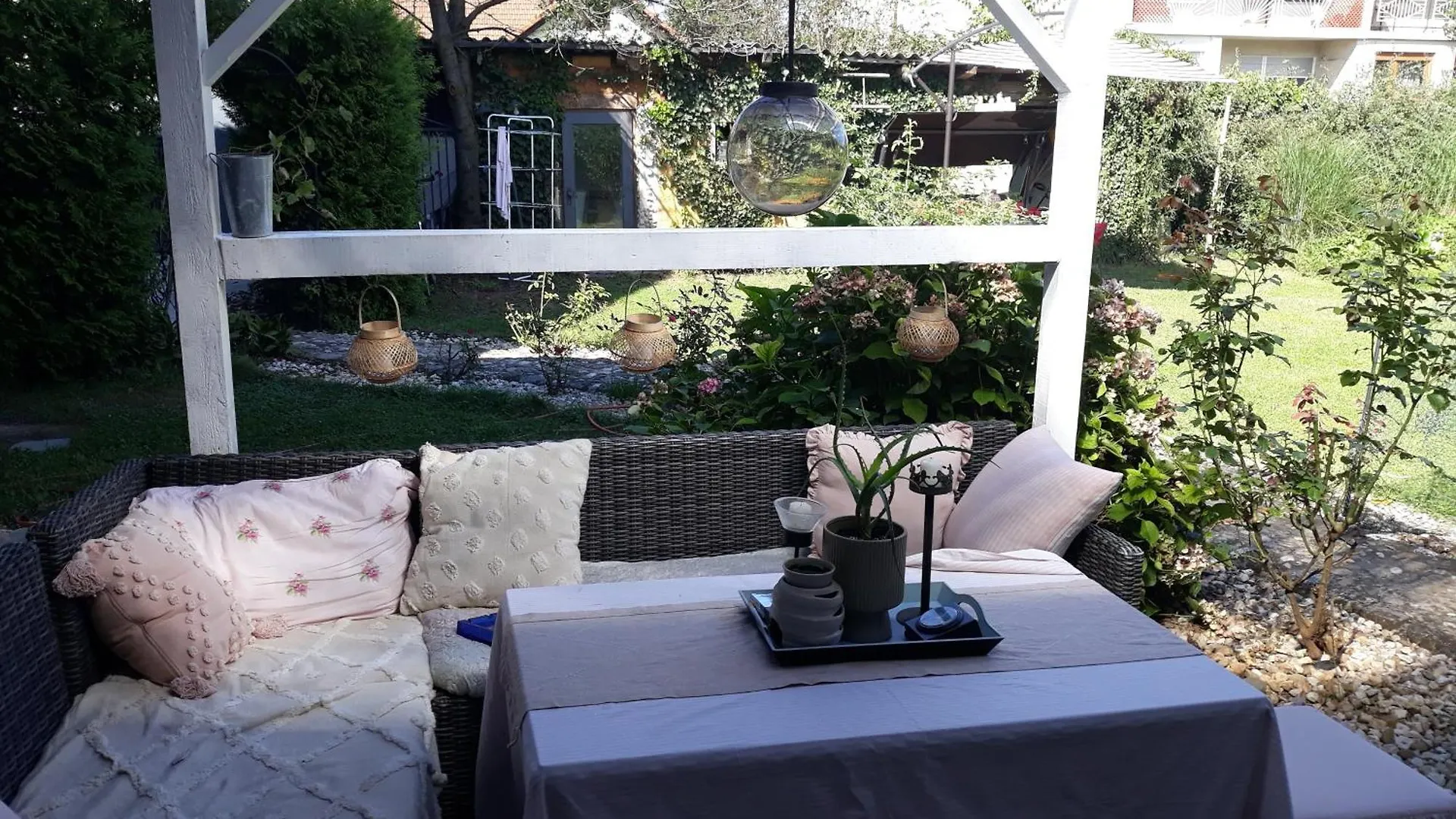 Art Room With Outdoor Living Ljubljana Homestay